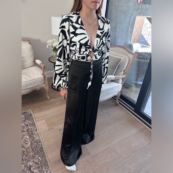 Caroline Constas Black & White Retro Top & Black Pants Set - Picture 4 of 11
